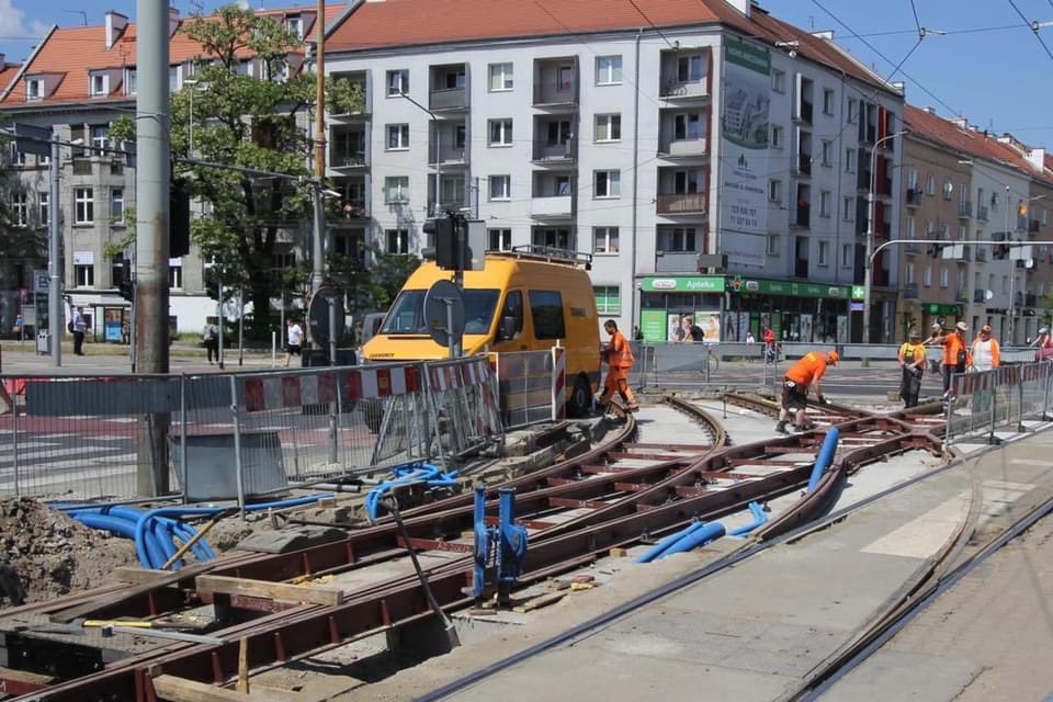 SutrykJacek's tweet photo. Dzień dobry! Nie zwalniamy z pracami na jednym z ważniejszych skrzyżowań na południu miasta! U zbiegu ul. Powstańców Śląskich i al. Hallera trwa wymiana rozjazdów i łuków tramwajowych. Prace prowadzimy bez odcinania Krzyków i Kleciny od komunikacji tramwajowej. https://t.co/X6gF8UeBkQ
