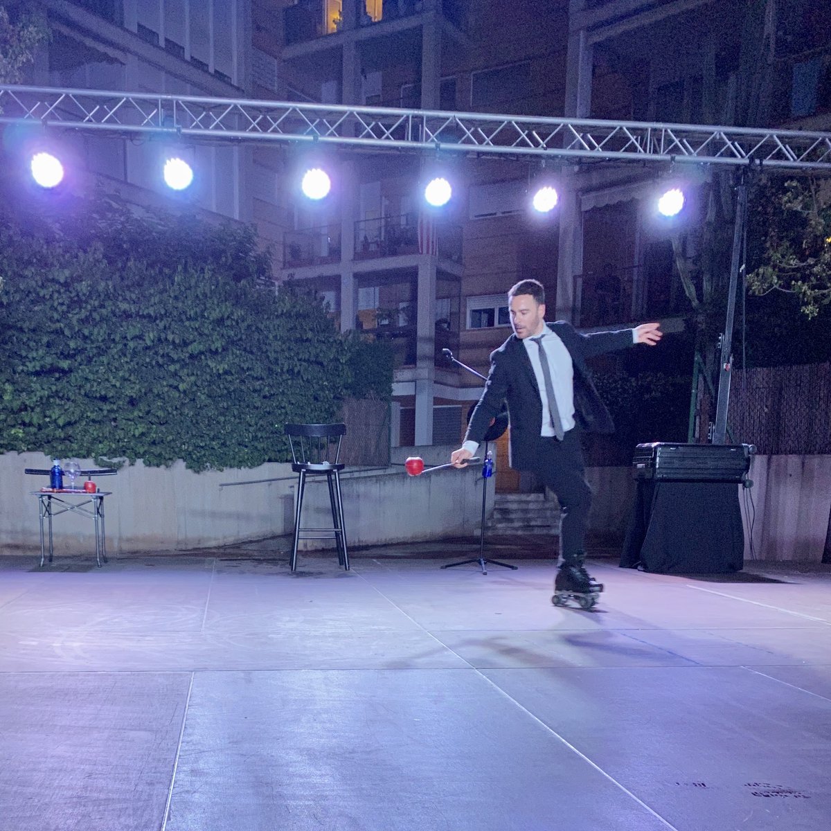 curtcirckit's tweet photo. I per acabar un cap de setmana d’emoció, espectacle i màgia… ‘Welcome to my head’ de Kerol 🔝🎤🕺🏼 BRUTAL! 

#curtcirckit21 #circalcarrer #malabars #beatbox #Montgat https://t.co/XrXy49q03C