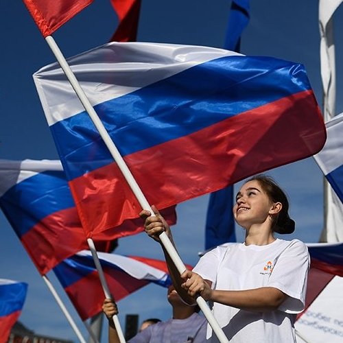 Поздравляем с Днём России — праздником страны, объединяющей нас всех под одним ясным небом. Храните её богатства, любите её всей душой, свершайте открытия и просто хорошие поступки. С праздником!