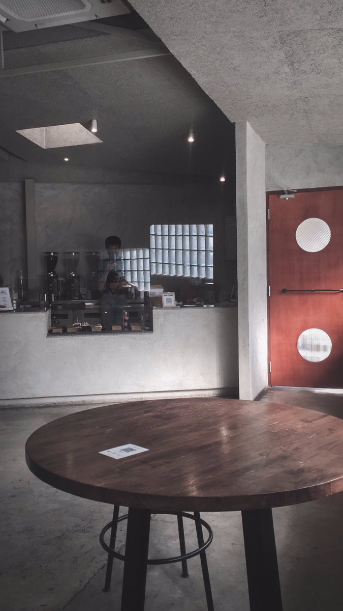 BbonnieBunnyy's tweet image. ꊞ OOObkk  ·ᴗ·
คาเฟ่ย่าน town in town ภายในร้านมีความLoft Modern ไม่ว่าจะถ่ายมุมไหนก็ปัง สำหรับคนไม่ดื่มกาแฟแพรวขอแนะนำ FloralTea 95฿ เป็นชากุหลาบผสมอะไรซักอย่างแต่กลิ่นหอมมาก รู้ตัวอีกทีหมดแก้วแล้ว 

📍 Town in Town
🚗 จอดได้ที่โลตัส (10฿/ชม) 

@aroii #รีวิวคาเฟ่ #คาเฟ่กรุงเทพ