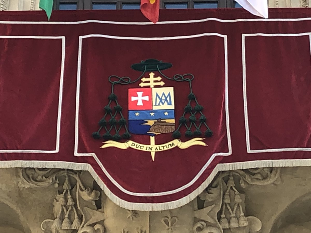 Archisevilla1's tweet photo. El escudo episcopal de @BisbeSaiz ya preside el balcón principal del Arzobispado de Sevilla. #NuevoArzobispoSevilla https://t.co/XYgLqLaODc