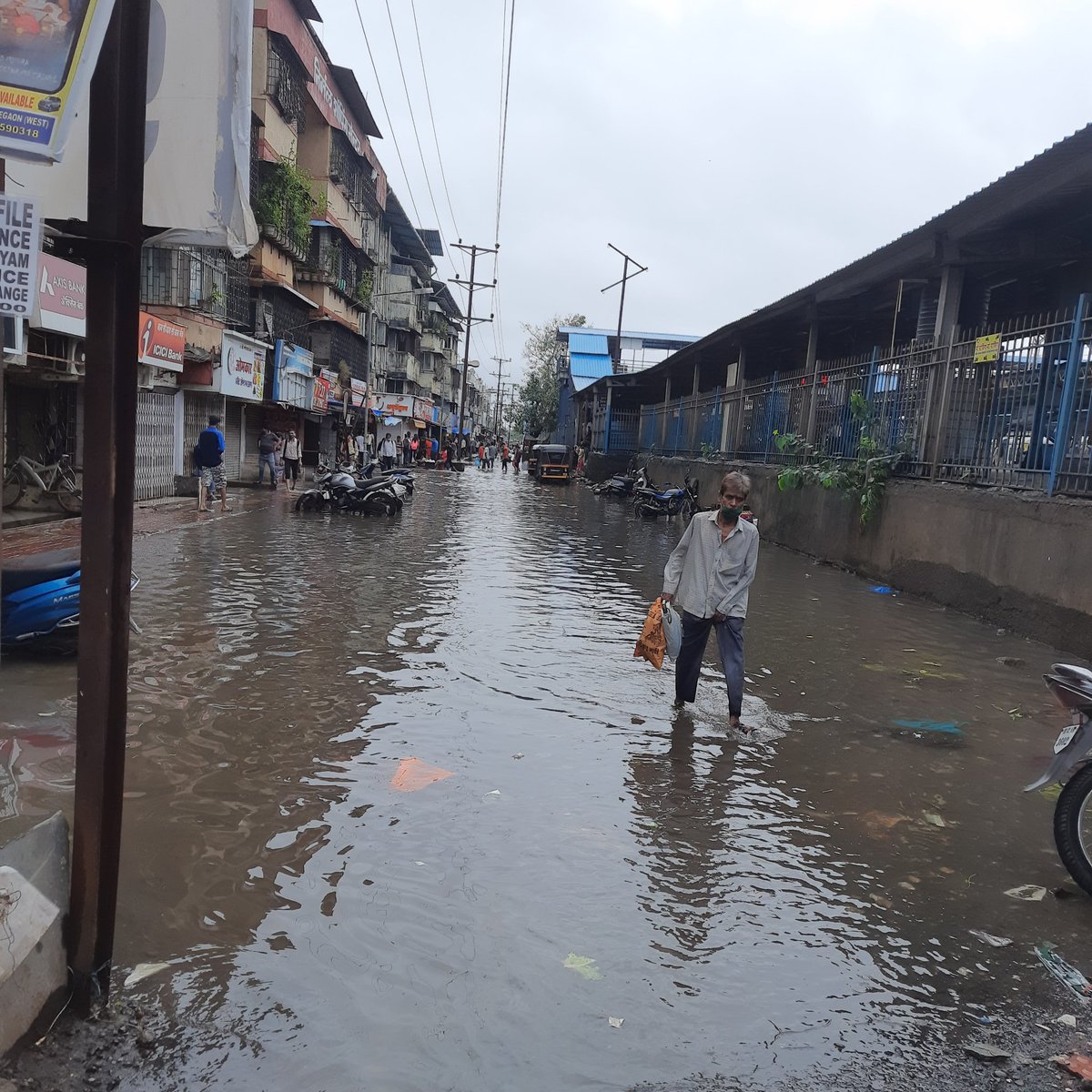 DrHritik's tweet photo. But but you guys are going to become a doctor.
You should know how to swim &amp; go for offline exams.
You can't give excuses nahi toh patients kaun treat karega.!
#muhs #medicalexams 
@AmitV_Deshmukh @CMOMaharashtra https://t.co/VwQNpZ3MN1