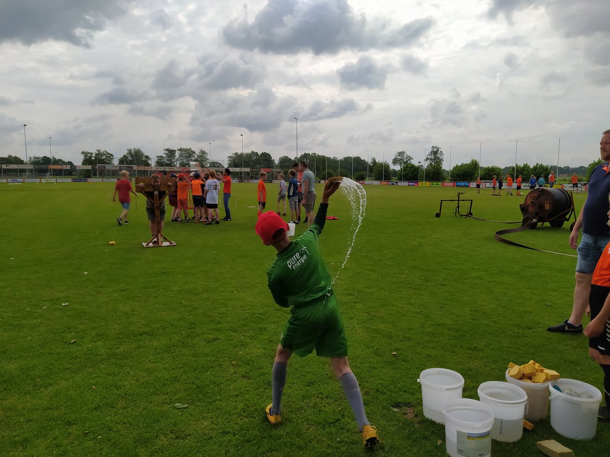 VmcVoetbal's tweet photo. De vmc jeugd vermaakt zich prima op deze mooie zaterdag tijdens de #nationalevoetbaldag. https://t.co/YmVYXkck2O