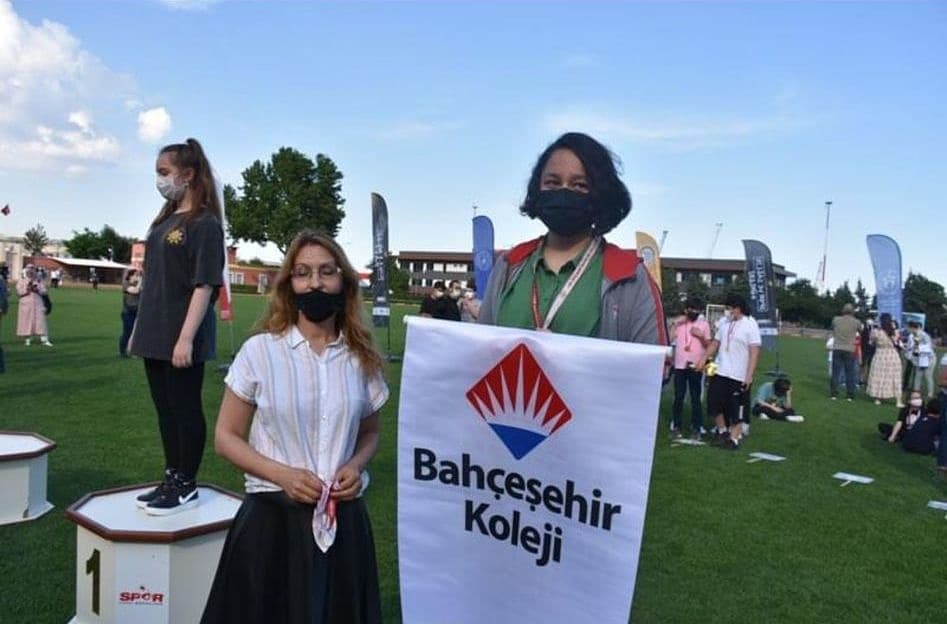 02-11 Nisan Okul Sporları Online Satranç Müsabakalarında Küçükler Kategorisi Bireysel Sıralama İl İkincisi Ateş Atabey Ayhan, Takım Sıralamasında Özel Tekirdağ Bahçeşehir Koleji 3. olmuştur. Yıldız Kızlar Kategorisinde Bireysel Sıralama İl Üçüncüsü Doğa Deniz Urgan olmuştur. 🏆
