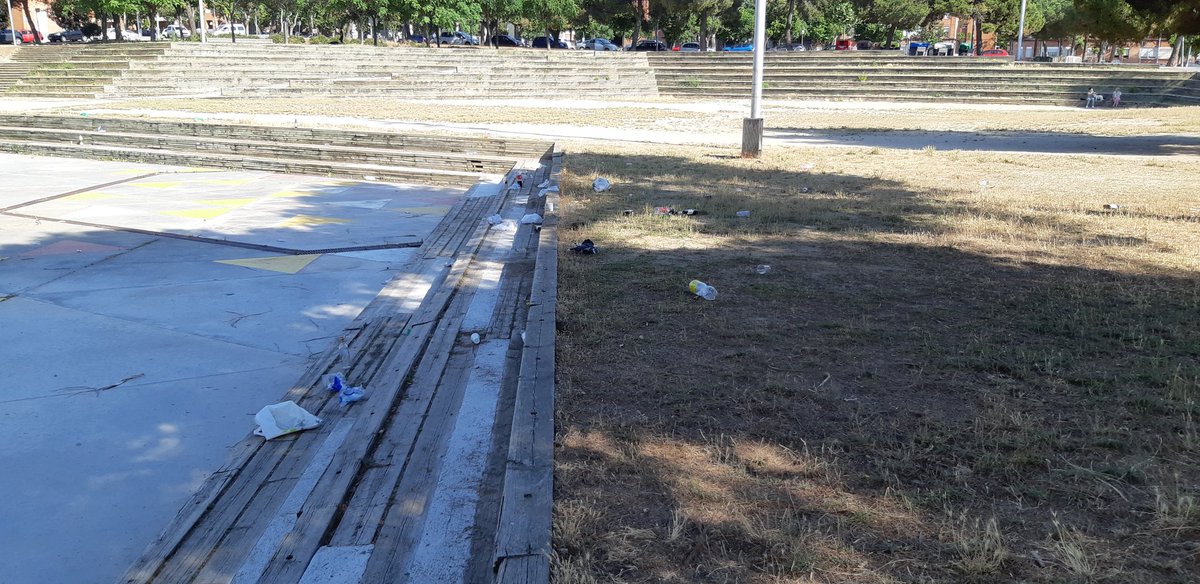 infoplanada's tweet photo. Hola, @Aj_Sabadell menuda fiesta se han pegado esta noche en el #ParcNord de #Sabadell eso si... la mierda sigue ahí https://t.co/DqUXy4RgWN