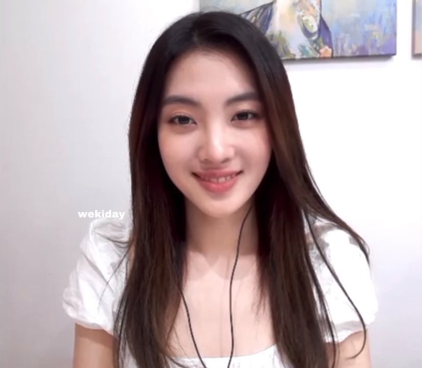 wekiday's tweet image. video fansign with lucy thread 🌙