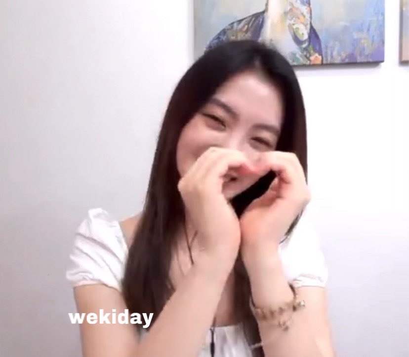 wekiday's tweet image. video fansign with lucy thread 🌙