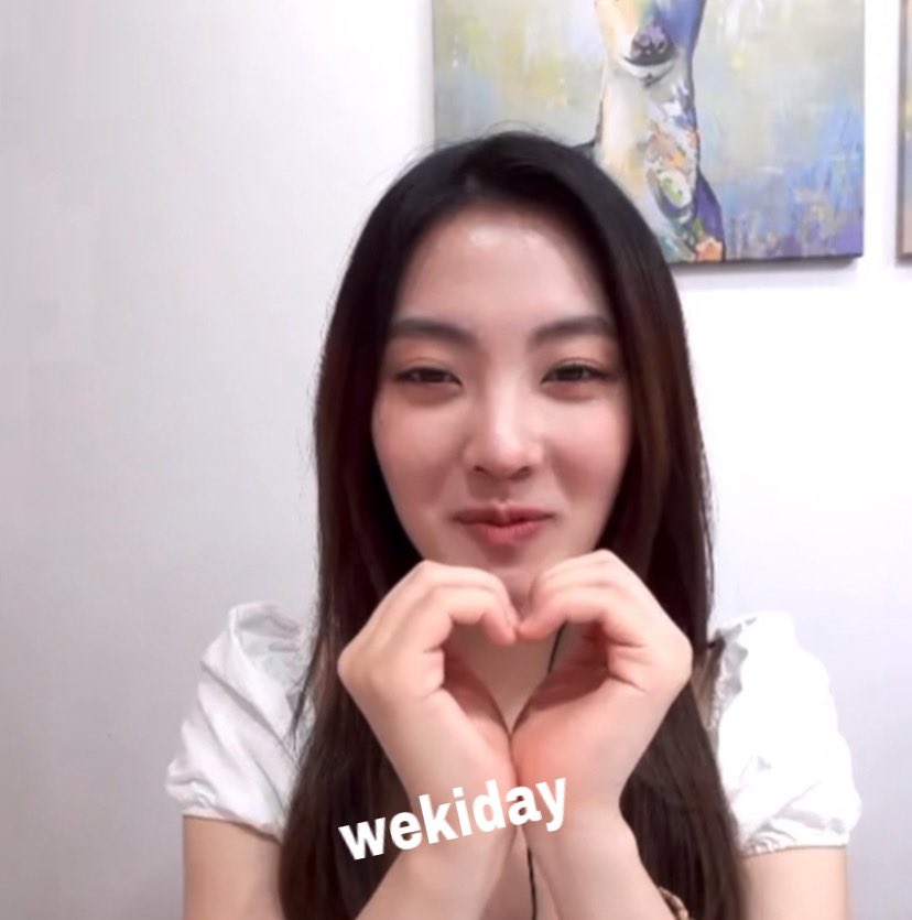 wekiday's tweet image. video fansign with lucy thread 🌙
