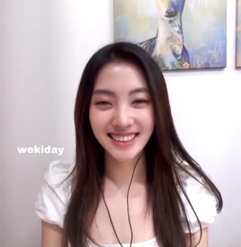 wekiday's tweet image. video fansign with lucy thread 🌙