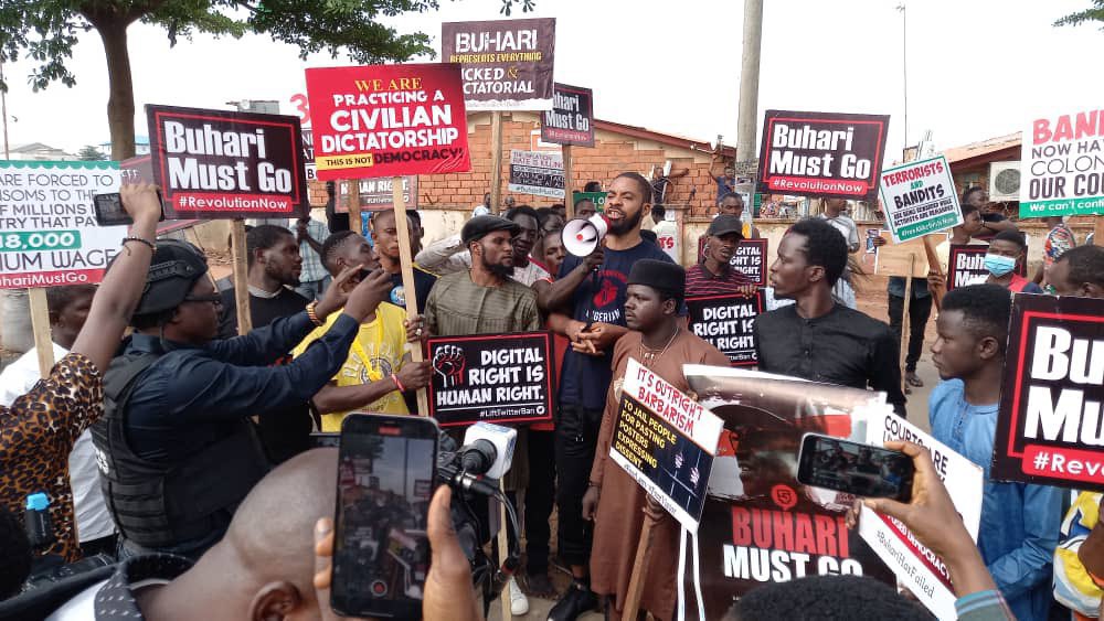 Dhavidote's tweet photo. Abuja just joined the protest, we move they can’t stop us
Let’s go🔥🔥🔥🔥
#June12thProtest #KeepitOn https://t.co/MwuEmHS0Mk