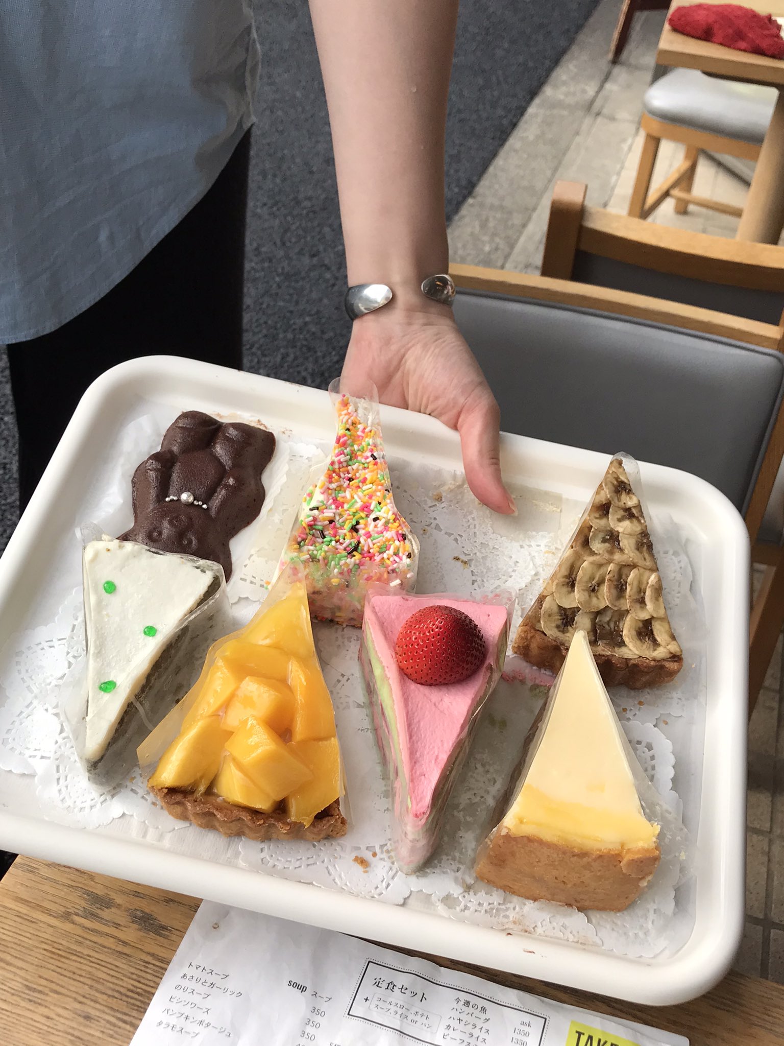 あき 駒沢大学のbowery Kitchenでグリルチキンゴルゴンゾーラ 大きな骨付鳥に濃厚ゴルゴンゾーラチーズソース これがライスでもパンにでも合うんだよね 友だちはガーリックソース さすがは東京カフェブーム カフェ飯のの火付け役 年以上経っ