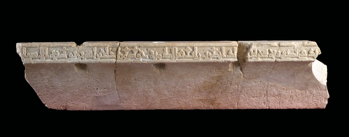 AlcazabaAlmeria's tweet photo. #ElArteEstáEnTodasPartesMW Pila en forma de artesa con inscripción epigráfica, de la que se han ido localizando diferentes fragmentos. Uno de ellos se utilizó como material de relleno para construir los andenes del patio del palacio almohade.
#MuseumWeek 
@MuseumWeek
@CulturaAND https://t.co/9pd9YvbH54