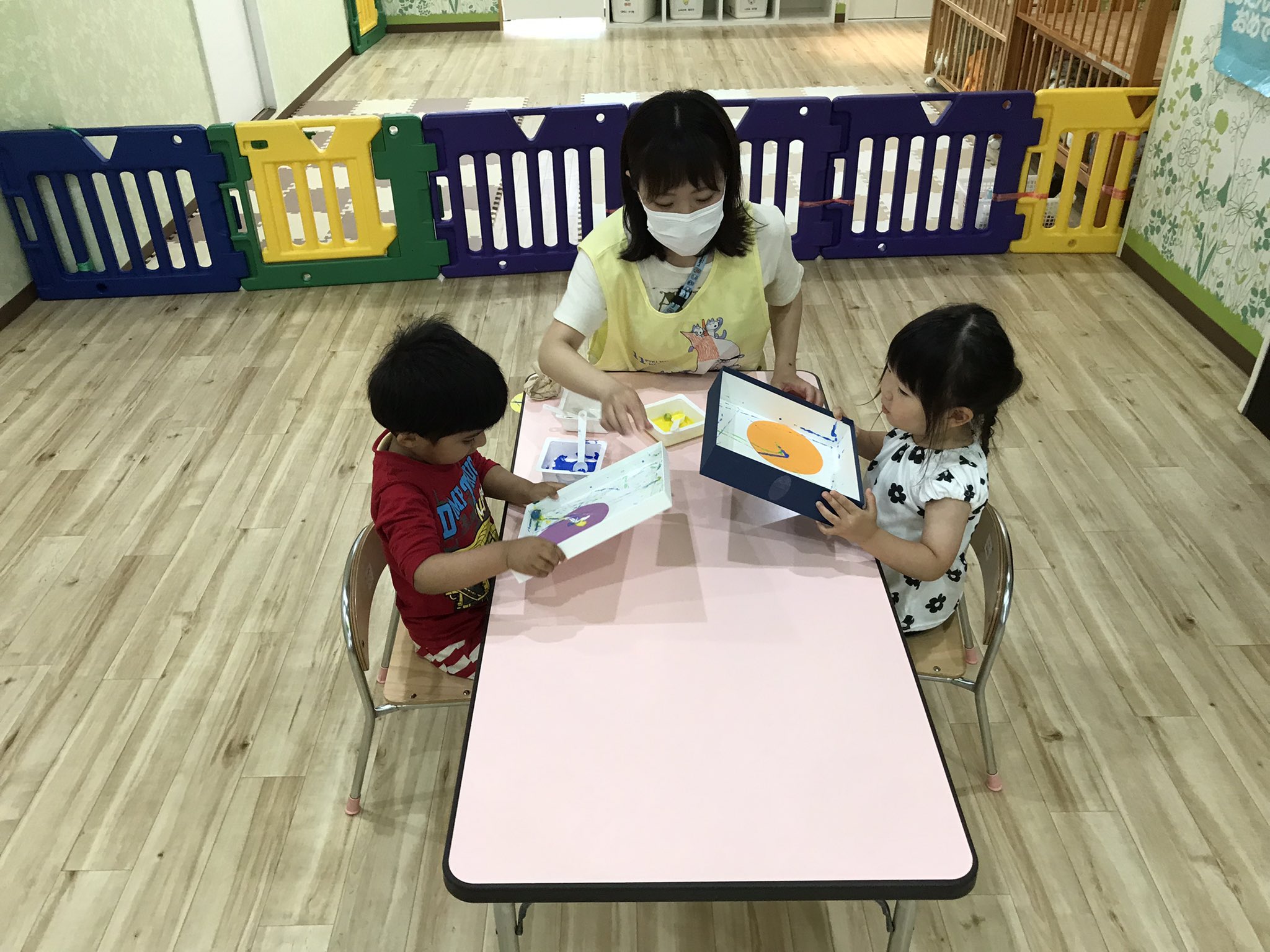 あいうえお保育園 なんば園 クレパスで紙皿にお絵かきをして 2歳児はビー玉を使って 0 1歳児はお花紙を丸めて カラフルな カタツムリ完成 玄関に飾ると 自分のカタツムリをお迎えに来た保護者の方に 自慢げに話す姿もありました あいうえお