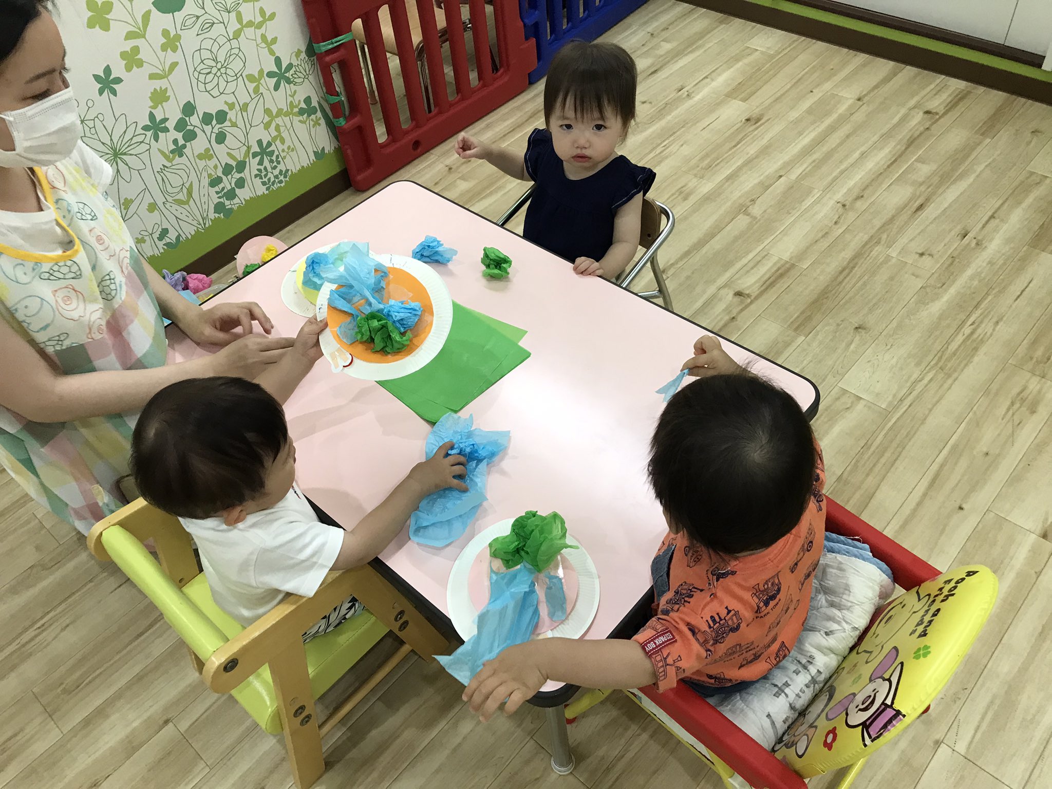 あいうえお保育園 なんば園 クレパスで紙皿にお絵かきをして 2歳児はビー玉を使って 0 1歳児はお花紙を丸めて カラフルな カタツムリ完成 玄関に飾ると 自分のカタツムリをお迎えに来た保護者の方に 自慢げに話す姿もありました あいうえお