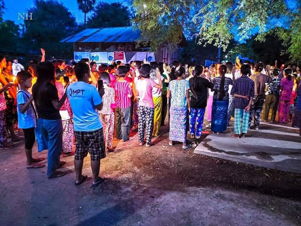 Daniel78037553's tweet photo. Night Strike against Military Regime by residents from Eastern part of Depaeyin Tsp. 
#ReleaseOurStateLeaders 
#WhatsHappeningInMyanmar 
#June12Coup https://t.co/ZlTQqbtD6Q
