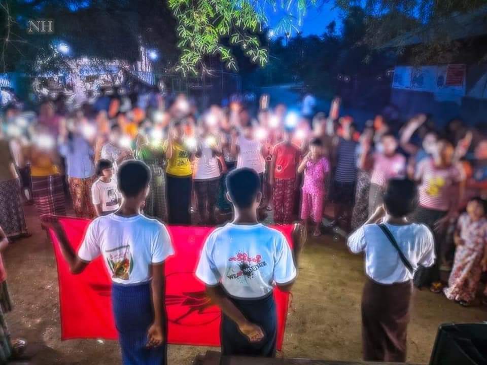 Daniel78037553's tweet photo. Night Strike against Military Regime by residents from Eastern part of Depaeyin Tsp. 
#ReleaseOurStateLeaders 
#WhatsHappeningInMyanmar 
#June12Coup https://t.co/ZlTQqbtD6Q