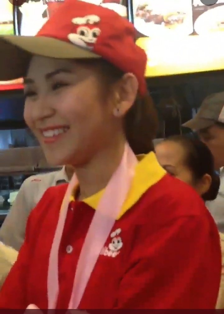 Ganito ung magbebenta super ganda ayy naku ubos ung food ng jollibee.. ❤️ ❤️ ❤️ 

SarahGxBilly PusongPinoy
#JollibeePusongPinoy <a href="/Jollibee/">Jollibee</a>