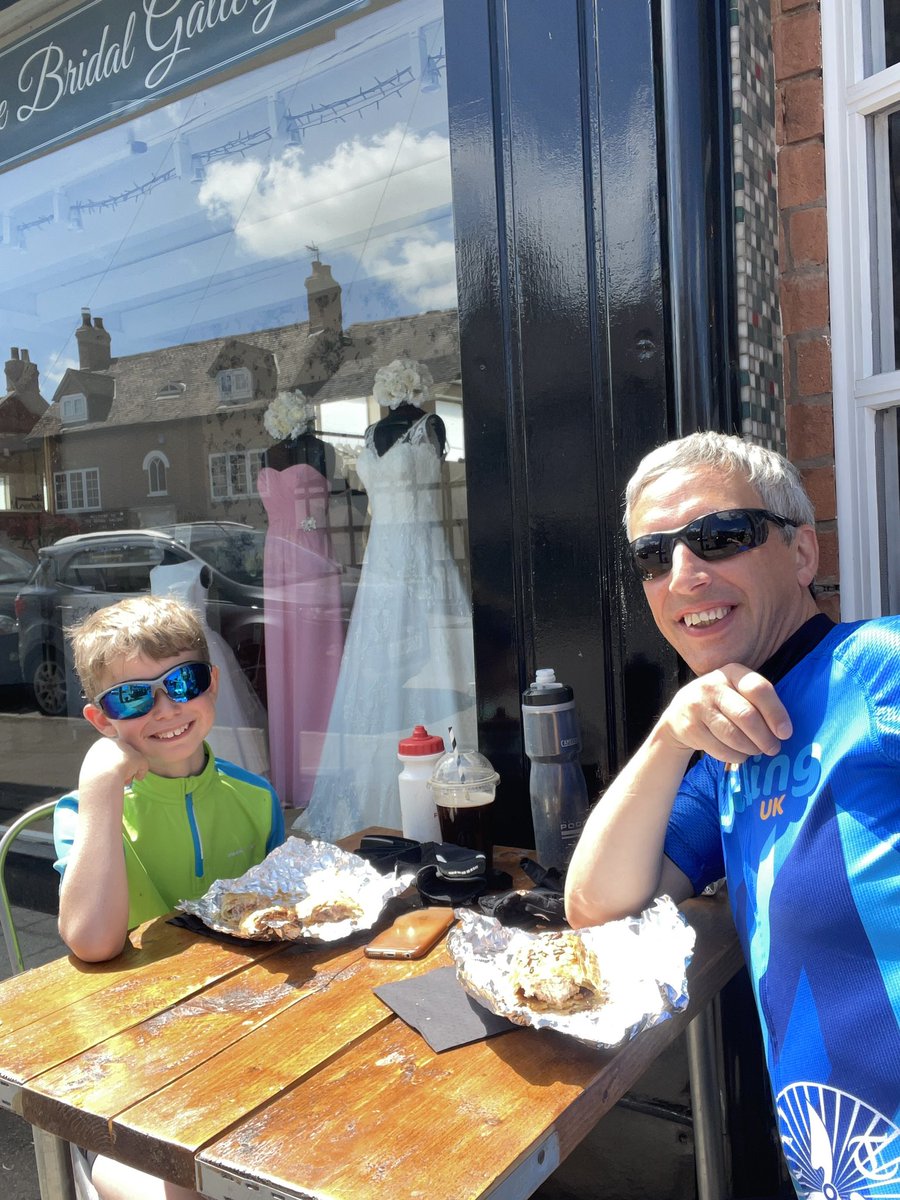 ianodonnell's tweet photo. Coffee & sausage rolls at #PumpkinsDeli #Brinklow my fave stopping off point on #cyclerides 😀🚴🏻☕️🍰 https://t.co/wpUNxoNbhO