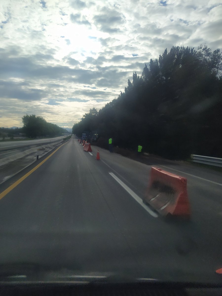 Reducción de un carril apartir del km 12  al 13+200 dirección texcoco, por trabajos de reencarpetamiento. Cerrado carril de baja.