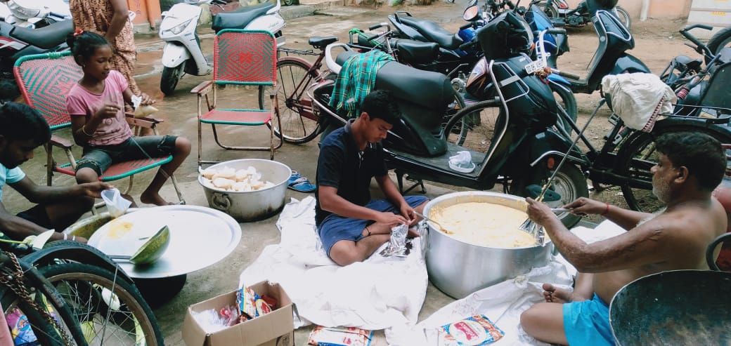 kalingaaid's tweet photo. Distribution of Food Packets was done by the Volunteers of #KalingaAidFoundation at City Hospital &amp; Dargah Bazar area Cuttack. Thanks to our Donors, Volunteers &amp; @odisha_police for their noble work.

#OdishaCares #COVID19

@CMO_Odisha @dcp_cuttack @CMCCuttack @UN @CuttackDM https://t.co/uk27vLQKG4