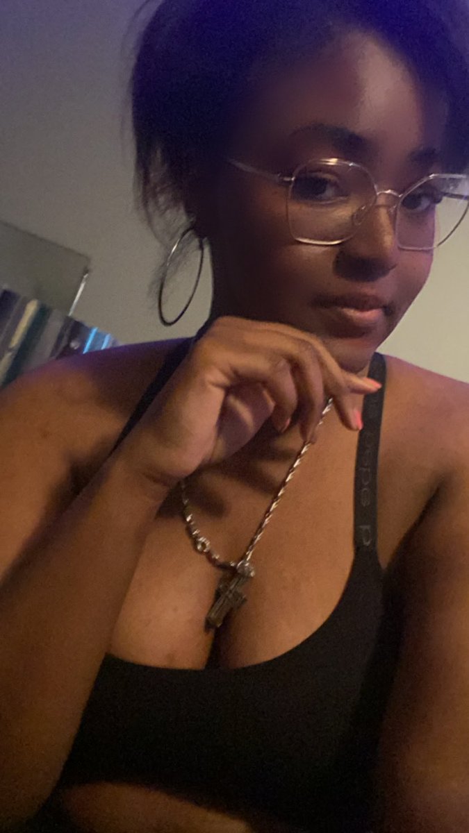 BeautyinBee's tweet photo. I’m literally so fucking cute https://t.co/wXyoDvb1Yf