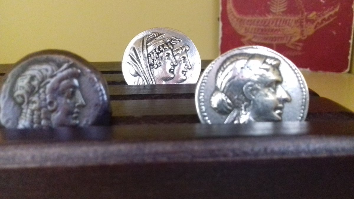 Souveraines d'#Égypte et de #Syrie.
Ces trois #reines, du nom de #Cleopatre, ont su s'imposer dans le paysage politique de leur époque. Celle de droite est la plus célèbre.