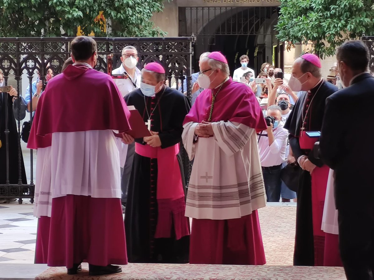 HdadConsolacion's tweet photo. Esta mañana en la SCatedral de Sevilla toma posesión el Excmo. y Rvdmo. Sr. D. José Ángel Saiz Meneses @BisbeSaiz  nuevo Arzobispo de nuestra @Archisevilla1
Le felicitamos y le damos la bienvenida, elevando una oración al Inmaculado corazón de María. https://t.co/FjhM1lKDDN