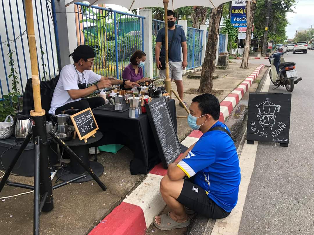 ไม่รู้นะเราว่ามักง่าย  คนเดินผ่านต้องลงถนนถูกมั้ย