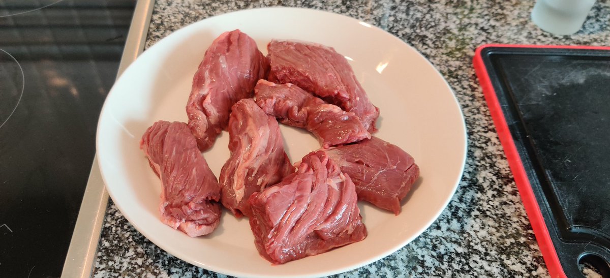laxtlo's tweet photo. Tänään grillataan butchers steakkia 😋 Weberin Igrill on loistava väline grillaukseen. #WEBER #grilling #igrill https://t.co/DWGKlK5aAn