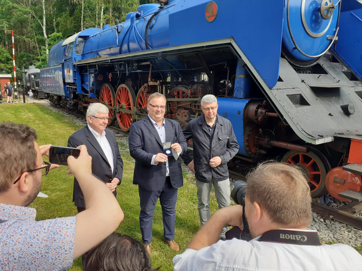 Dnes zacala emisia 500koruny CNB, dar ktory som prave dostal, tuto krasnu mincu, darujem niekomu, kto od dnes do 30.06.2021 prispeje akoukolvek sumou na <a href="/Zeleznicesrdcem/">ŽELEZNICE SRDCEM</a> Jeden losovaci lupen v osudi, za kazdych 500 czk. Dar potrebnym💙💙💙