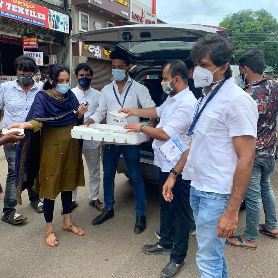 luqmanbantwal's tweet photo. Day 45
Dakshina Kannada Youth Congress Team Distributed Food Packets to Daily Labours & all the Needy People at Mangalore. @LavanyaBallal
#SOSIYC #SOSIYCDK #SOSKPYC
@srinivasiyc @IYC @IYCKarnataka @KPYCMedia. https://t.co/YbDQkHL2g9