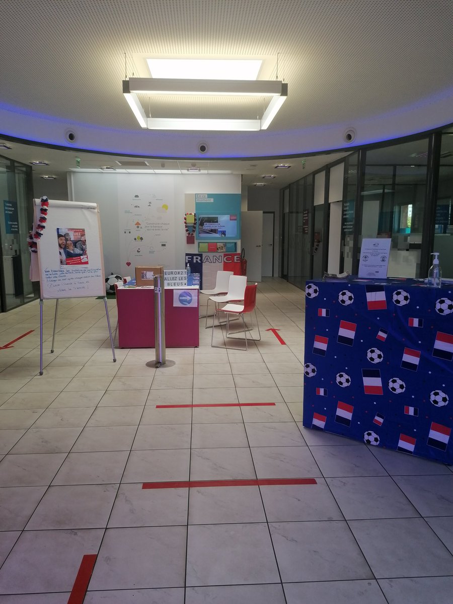 La CCM de Nontron s est mise aux couleurs de L EURO de Foot pour un mois....! On est chauvin et on soutient nos Bleus. #EURO2020 #cmso <a href="/CMSudOuest/">CMSudOuest</a> <a href="/LePageYves1/">Le Page Yves</a>