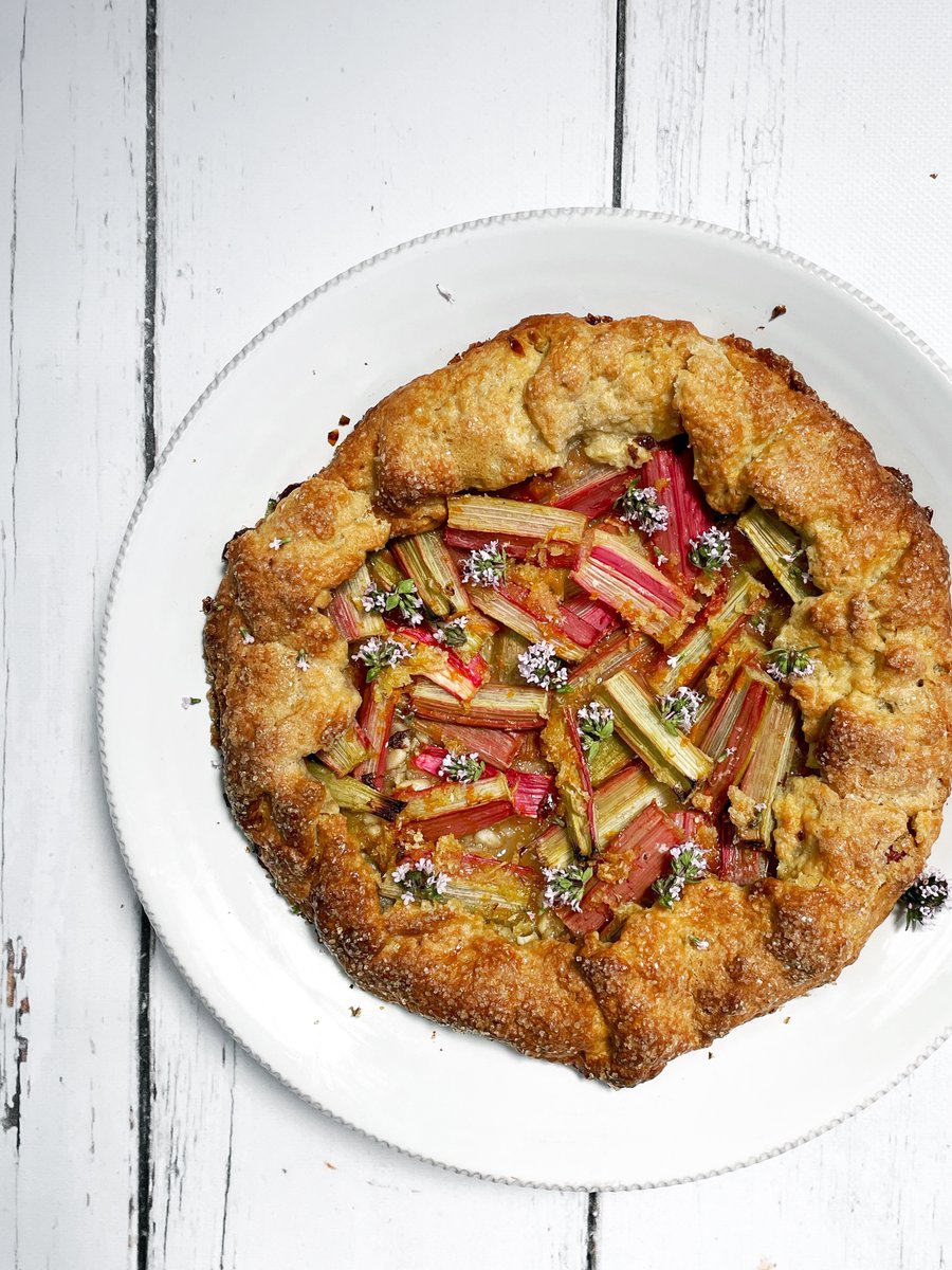 wateetjanneke's tweet photo. Nog op zoek naar een bakprojectje voor dit weekeinde? Het recept voor deze rabarbergalette met (een beetje) boekweit, hazelnoten, verse gember, sinaasappelrasp en tijmbloemetjes staat vandaag in @nrc. https://t.co/AQGlANwLOD https://t.co/NnGYV5K15Y