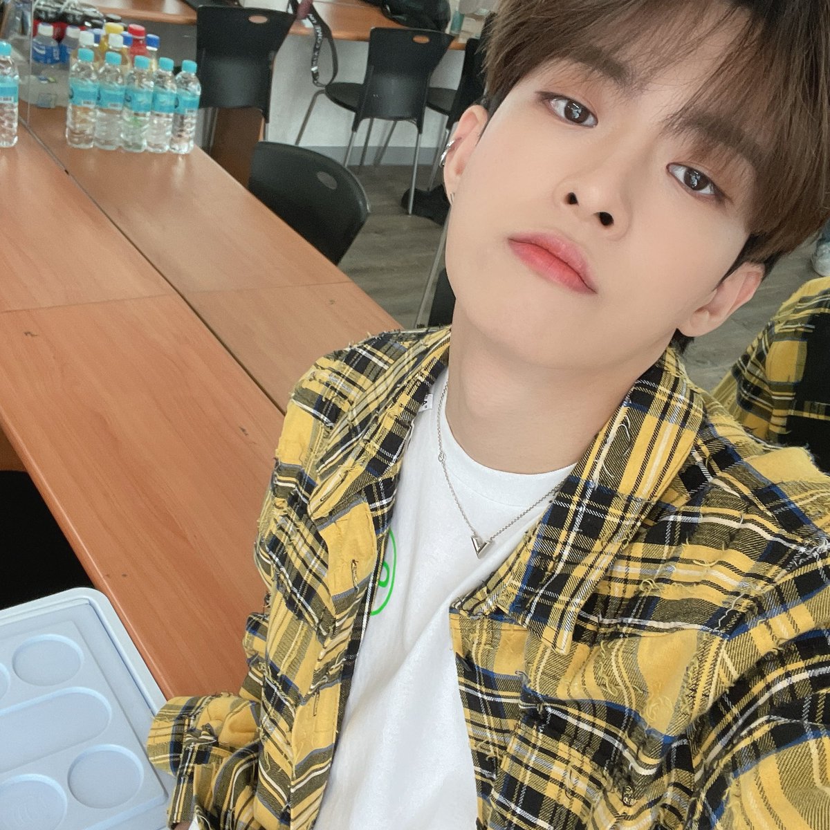 NewWorld_VICTON's tweet photo. [#수빈] 보고싶구나🤔💭 
즐거운 주말 보내요오 앨리스💛💙 https://t.co/8hSAMcuamn