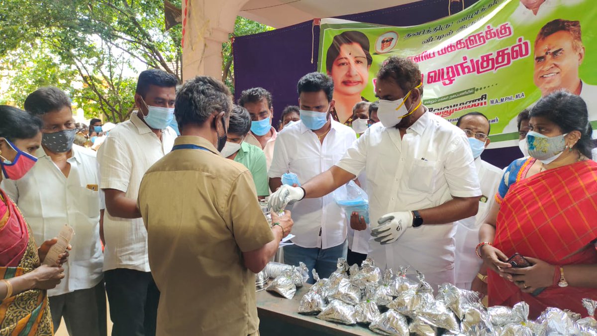 SPVelumanicbe's tweet photo. கோவை மாவட்டம் பூலுவபட்டி ஆரம்ப சுகாதார நிலையத்தில் #COVID19 தடுப்பூசி போடும் பணியை ஆய்வு செய்து, முன்கள பணியாளர்கள் மற்றும் பொதுமக்களுக்கு கப சுரக் குடிநீர், முகக் கவசம், உணவு உள்ளிட்டவற்றை வழங்கினேன். @ADMK_Kovai https://t.co/E1OOsGgY81