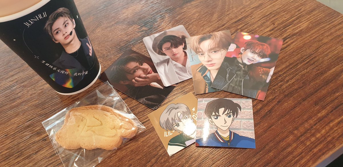Van_de_Noel118's tweet photo. 13. 카페 사운드웨이브
#준휘야_너는_나의_하나뿐인_우주 
들어갈때부터 행복을 형상화한듯한 내부 모습에 이리 기웃😃, 저리 ��웃😀

아니 인간적으로 쿠키 너무 귀여운거 아니냐고ㅠㅠ 스티커는 또 무슨일이여 나 죽네ㅠㅠ https://t.co/TnBqhRJQjQ