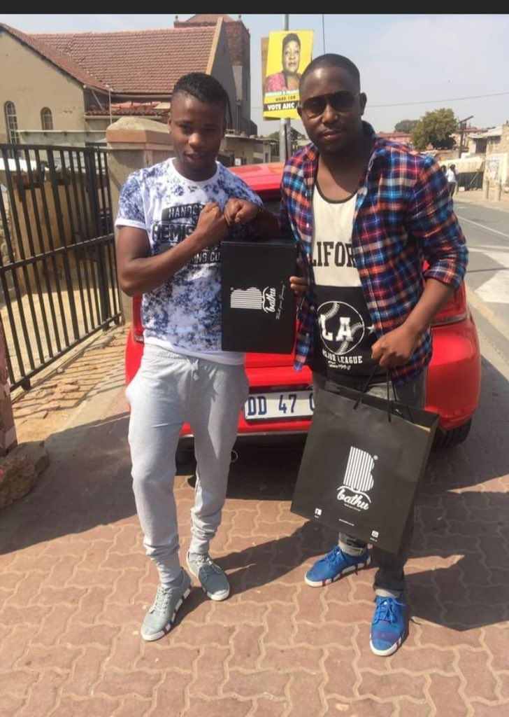 theo_baloyi01's tweet image. Please meet Sphiwe , the first client to buy BATHU 5 years ago. 

Today Sphiwe is our warehouse supervisor managing 40+ people at the warehouse. 

Thank you to everyone who supported us from the boot of my red polo to 26 retail stores 🇿🇦 ❤️.

@bathu_sa “Walk Your Journey”