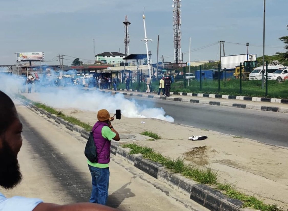 ovuuche's tweet photo. There was a tense exchange between peaceful protesters and the police and tear gas was deployed to disperse the crowd in Ojota. #June12thProtest 

One thing is certain, they can't stop us from fighting for our rights. #KeepitOn https://t.co/1iRD2AHvfg