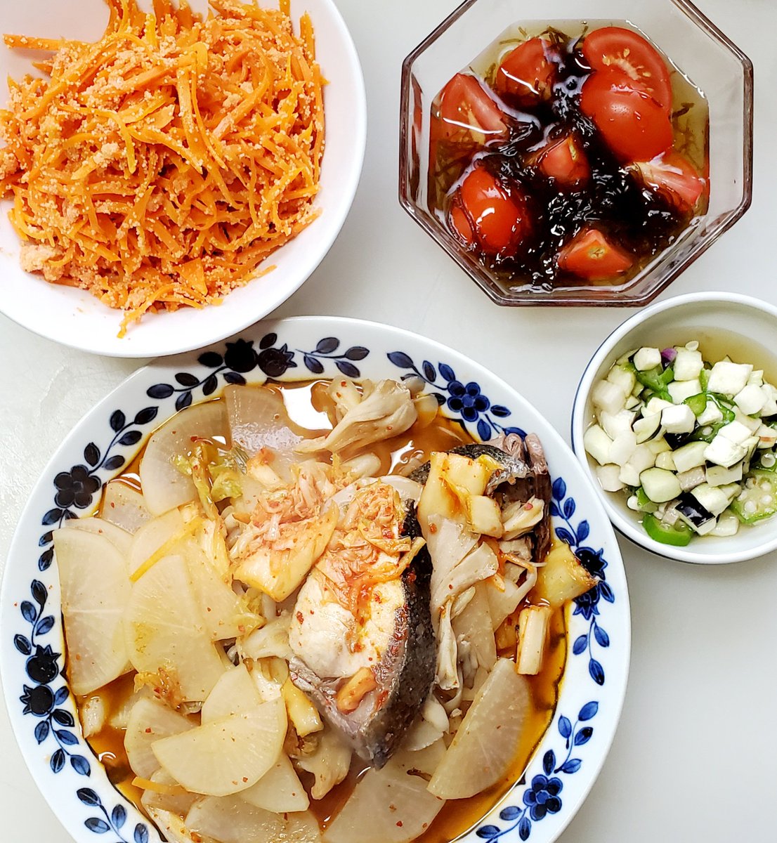 時計回りにもずく酢にトマトぶちこんだもの ナスとネバネバ野菜のだし醤油漬け ぶり よんが のイラスト