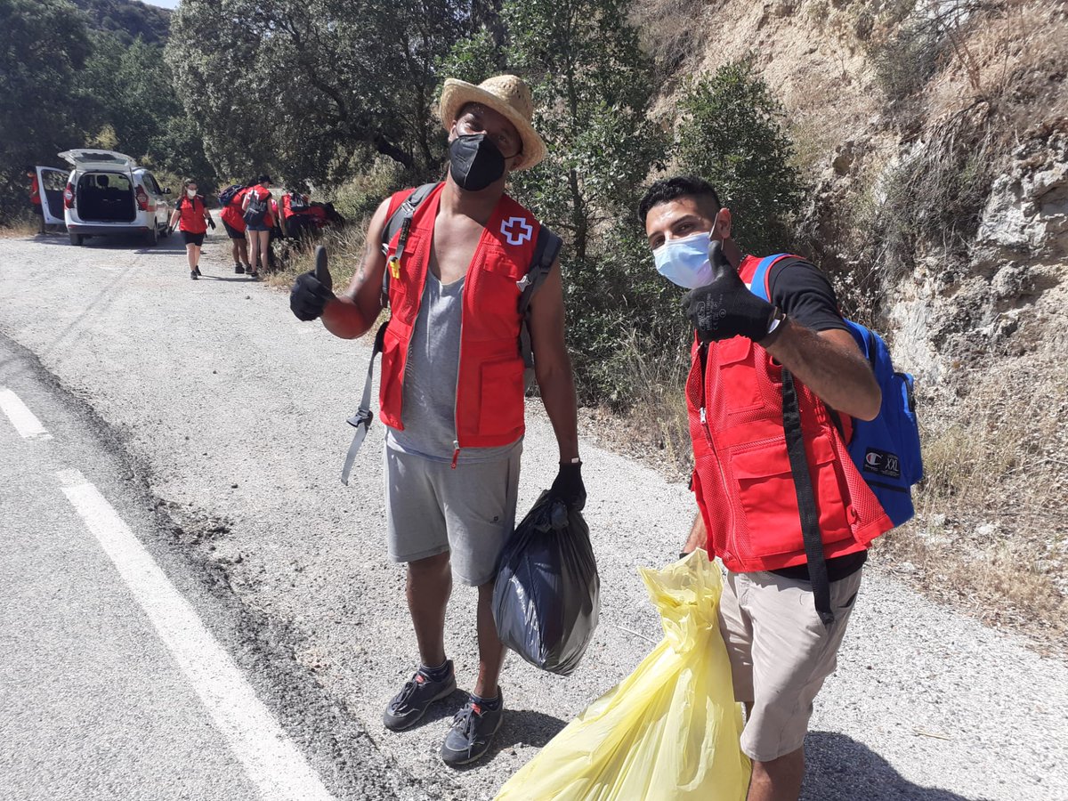 CruzRojaGranada's tweet photo. [#MedioAmbiente] 🌳 #EstáPasando ¡Estamos en #Brácana! Cerca de 20 voluntarios y voluntarias de #MedioAmbiente están realizando ahora mismo una recogida masiva de residuos de #basuraleza.
Nos sumamos así al proyecto #Libera1m2 junto a @SEO_BirdLife y @ecoembes. https://t.co/pC14UskItj