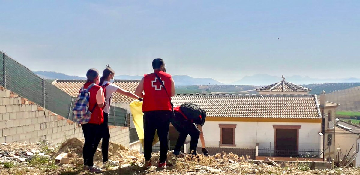 CruzRojaGranada's tweet photo. [#MedioAmbiente] 🌳 #EstáPasando ¡Estamos en #Brácana! Cerca de 20 voluntarios y voluntarias de #MedioAmbiente están realizando ahora mismo una recogida masiva de residuos de #basuraleza.
Nos sumamos así al proyecto #Libera1m2 junto a @SEO_BirdLife y @ecoembes. https://t.co/pC14UskItj
