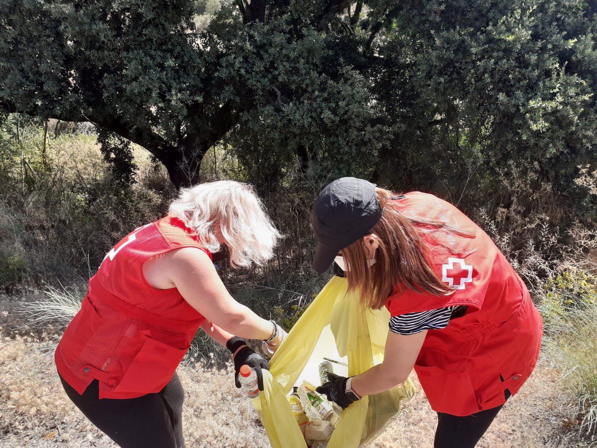CruzRojaGranada's tweet photo. [#MedioAmbiente] 🌳 #EstáPasando ¡Estamos en #Brácana! Cerca de 20 voluntarios y voluntarias de #MedioAmbiente están realizando ahora mismo una recogida masiva de residuos de #basuraleza.
Nos sumamos así al proyecto #Libera1m2 junto a @SEO_BirdLife y @ecoembes. https://t.co/pC14UskItj