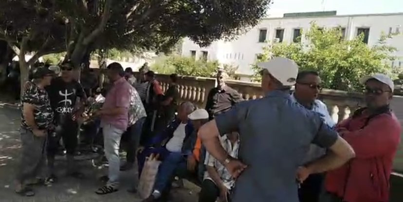 Tamazgha_'s tweet photo. 🔴 #SRID #Aokas
Malgré qu'aucun centre n'a été ouvert dans la commune, Rassemblement pour dire non aux élections législatives à la place Katia Bengana https://t.co/HfY1utsnBo