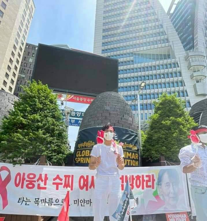 Nandar93820077's tweet photo. @KenRoth People from #SouthKorea made a #WhiteShirtCampaign in front of #ChinaEmbassy in #SouthKorea aiming for #FederalDemocracy of #Myanmar.
#June12Coup
#WhatsHappeningInMyanmar
@UN_HRC @SchranerBurgen1 @RapporteurUn @antonioguterres @YangheeLeeSKKU @poppymcp @Reaproy @shafiur @hrw https://t.co/lK5o6eKoWB