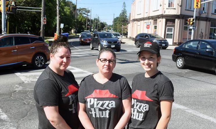PtboThisWeek's tweet photo. Pizza Hut employees in Peterborough rushed to help save a woman trapped inside a fiery car on Saturday, June 5 after a crash at the corner of Parkhill Road and George Street.
@PizzaHutCanada 
https://t.co/wWlhztniXy https://t.co/G16VGYbQx4