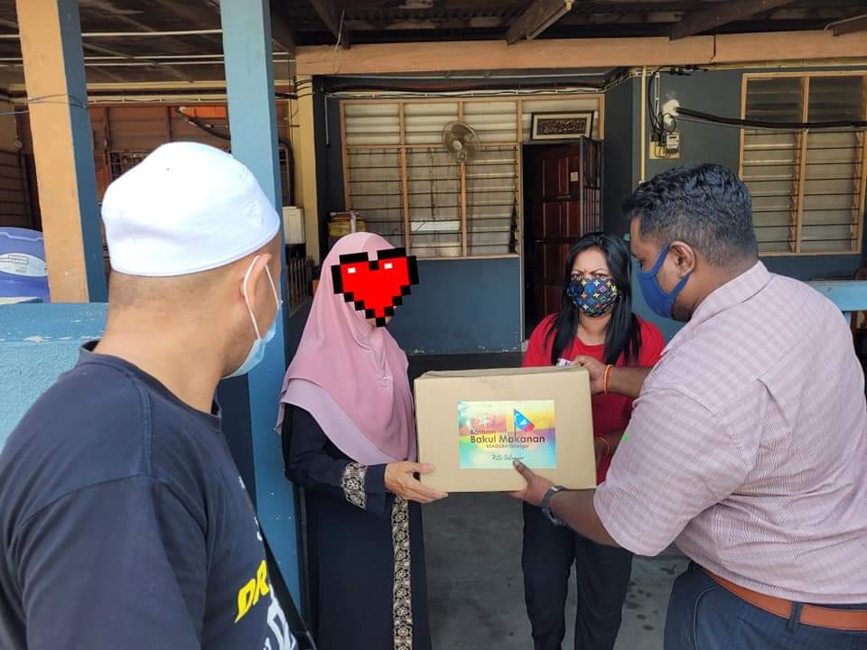 Thiban_ben's tweet photo. #Throwback #RayaPKP Saya sempat sampaikan sumbangan bakul makanan sempena Hari Raya Aidilfitri sekitar Kuala Selangor bersama rakan-rakan AMK, Wanita Kuala Selangor dan MIYC Kuala Selangor sebelum PKP dilaksanakan. Ramai diantara mereka tinggal di rumah sewa. https://t.co/OukQsxiQnN