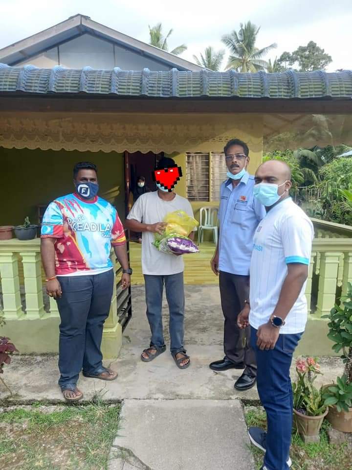 Thiban_ben's tweet photo. #Throwback #RayaPKP Saya sempat sampaikan sumbangan bakul makanan sempena Hari Raya Aidilfitri sekitar Kuala Selangor bersama rakan-rakan AMK, Wanita Kuala Selangor dan MIYC Kuala Selangor sebelum PKP dilaksanakan. Ramai diantara mereka tinggal di rumah sewa. https://t.co/OukQsxiQnN