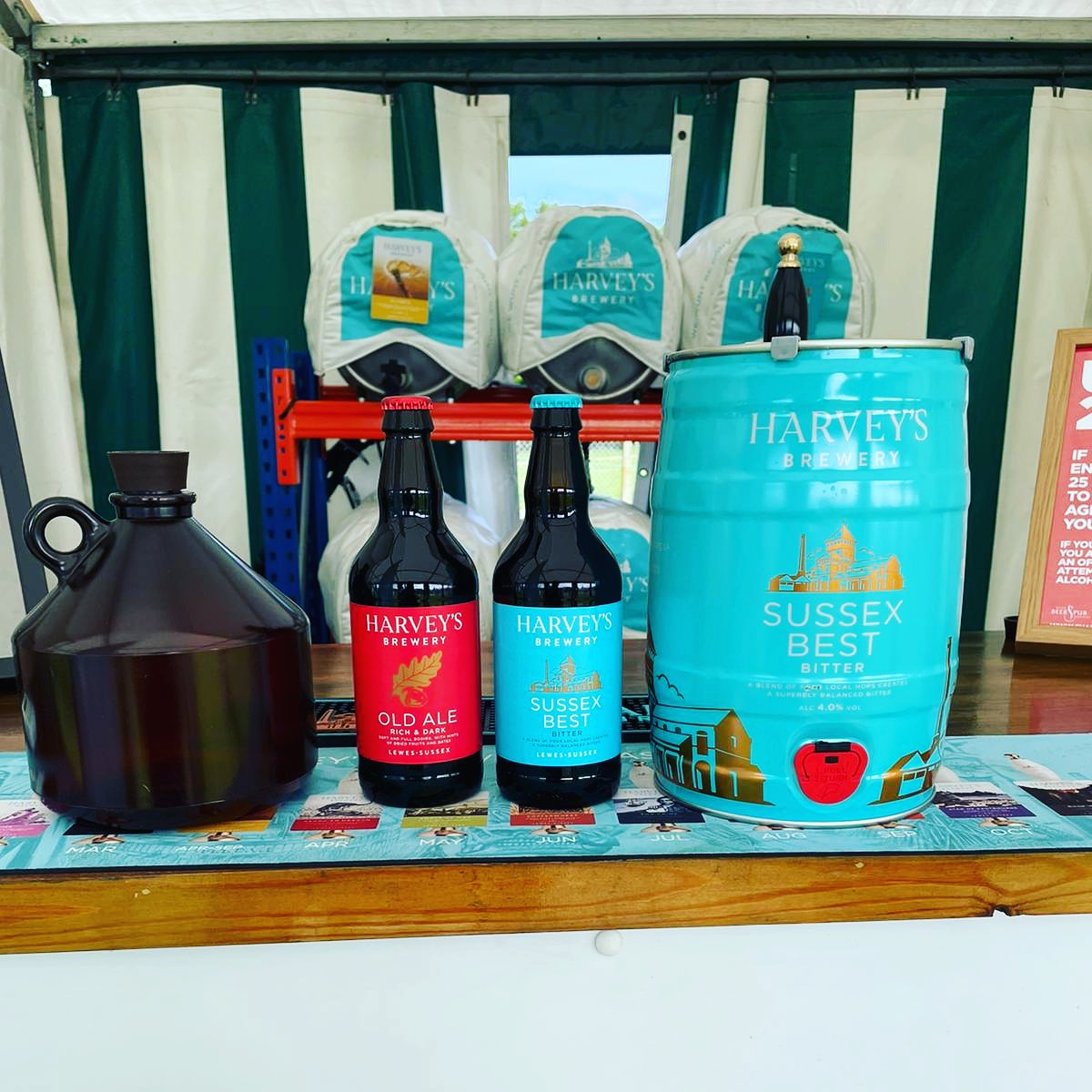 @Harveys1790 Sussex Best Mini 5L Kegs and Sussex Best and Old Ale 500ml Bottles on sale today @SouthEngShows. Serving Best & Olympia draught all weekend, or fill up a takeaway hopper to enjoy at home!
#southofenglandshow #mobilebar #hopbar #harveysbeers #sussex #events