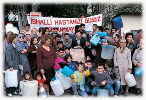 VeyselEroglu's tweet photo. 1994 öncesinde;
✔Susuzluk 
✔Çöp dağları
✔Hava Kirliliği ve
✔Lağım sularının aktığı Haliç ile 

büyük bir çevre felaketi yaşatılan #İstanbul'u, Sn. @RTErdogan'ın liderliğinde Dünya'nın en güzel şehri haline getirdik.

Basın Toplantımızın Detayı
👇👇
https://t.co/f3esGM0eIs https://t.co/Hf5mAIPZ1D