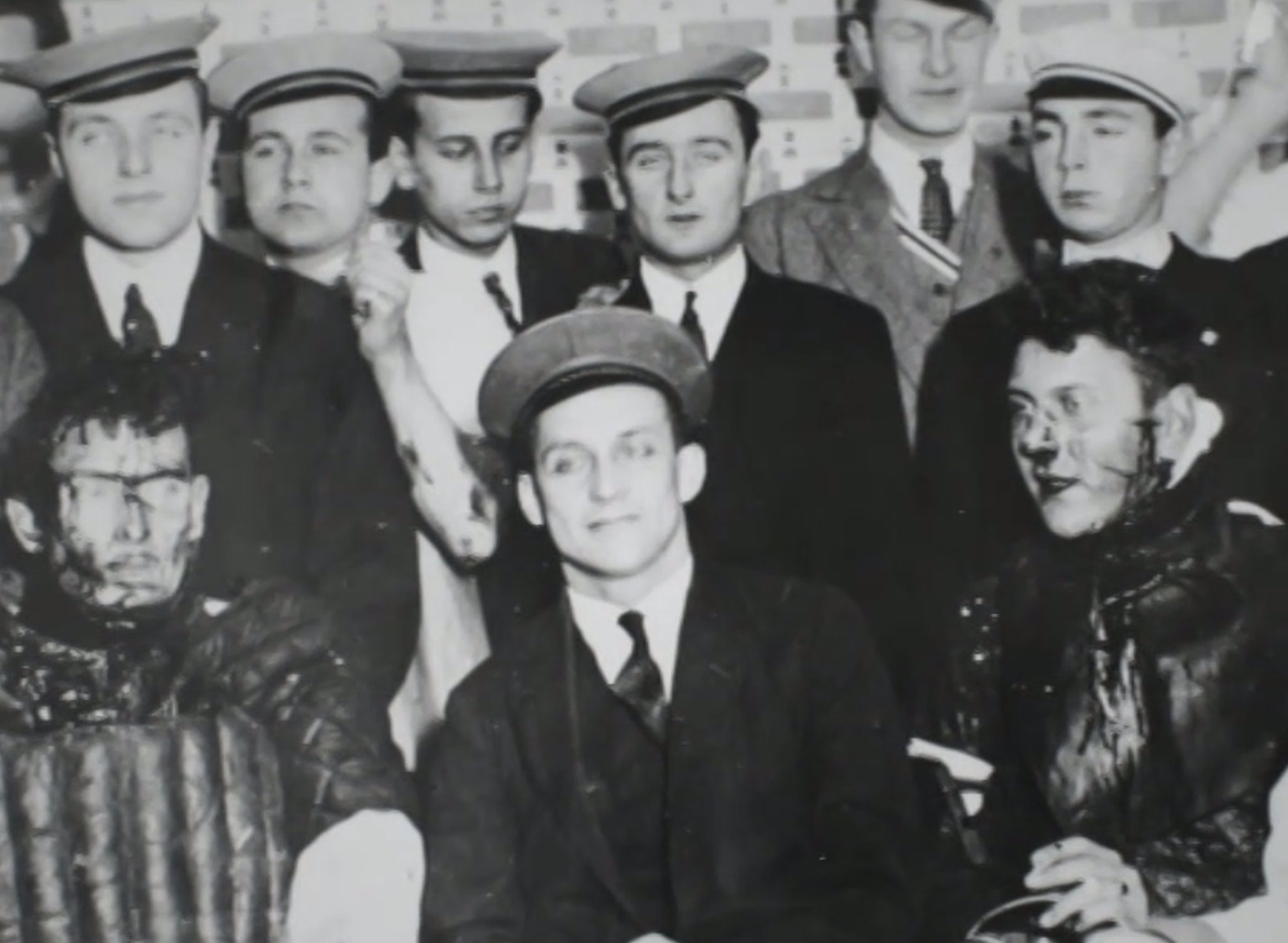 Kj やがてスコルツェニー はウィーン大学へと進み にはフェンシング選手としてウィーンで名が知られ 15回の個人的な決闘 メンズーア を行い 10回目で頬に大きな傷を残し トレードマークとなった 写真は決闘後の スコルツェニー T Co Ros93ucn0j